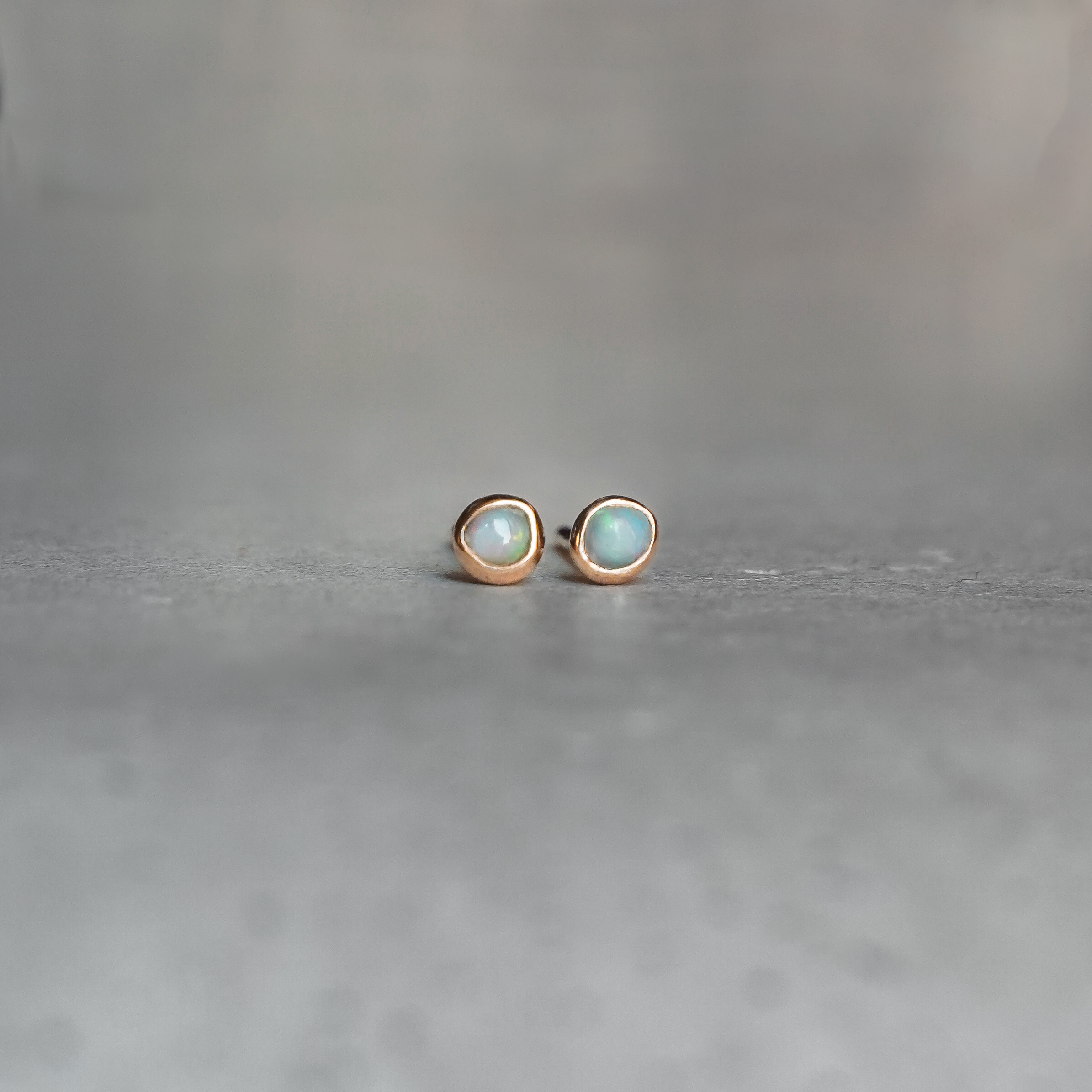 Galaxy Opal Stud oorbel in 14-karaats geelgoud