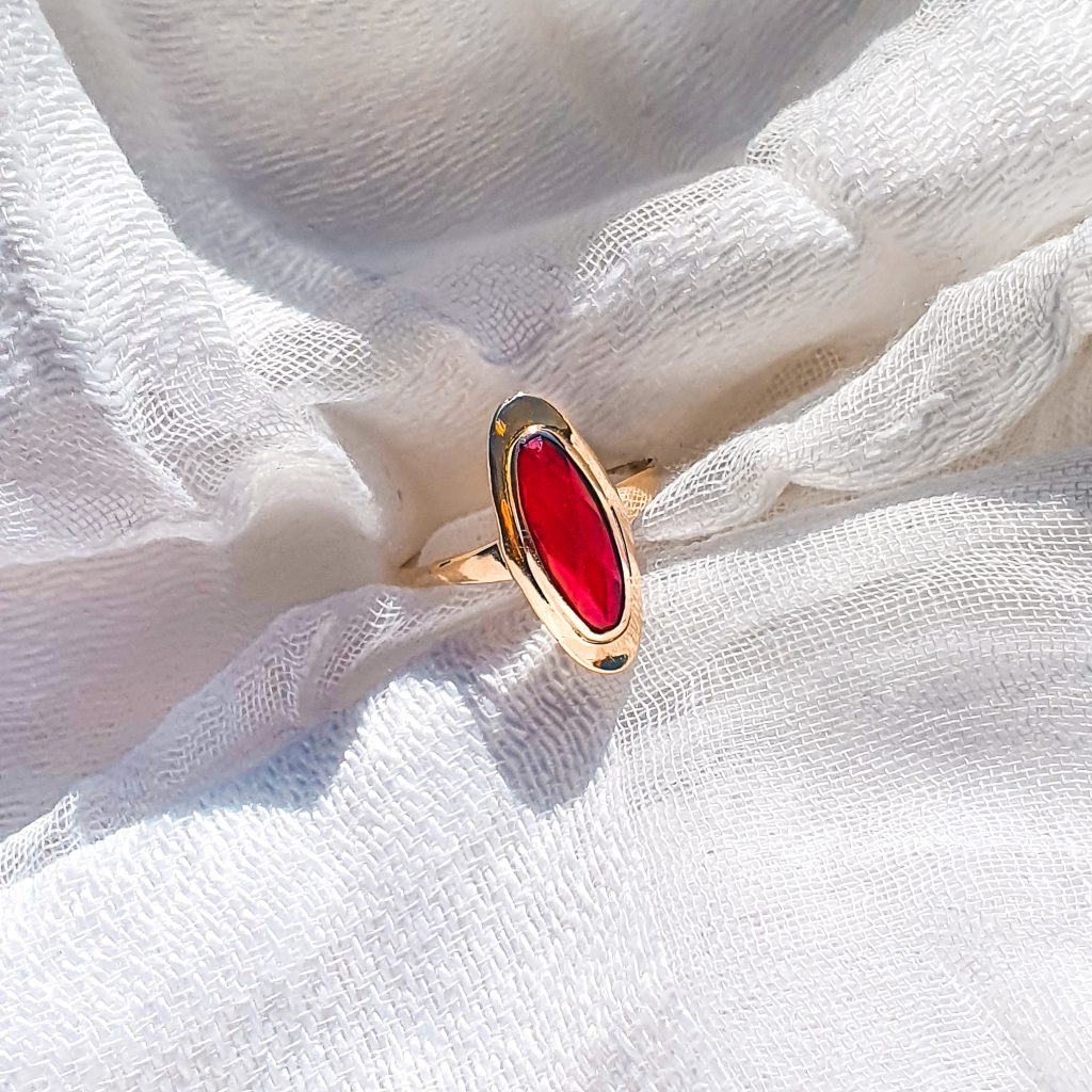 Custum verlovingsring met een robijn Custum verlovingsring met een ovale robijn in 14k geelgoud