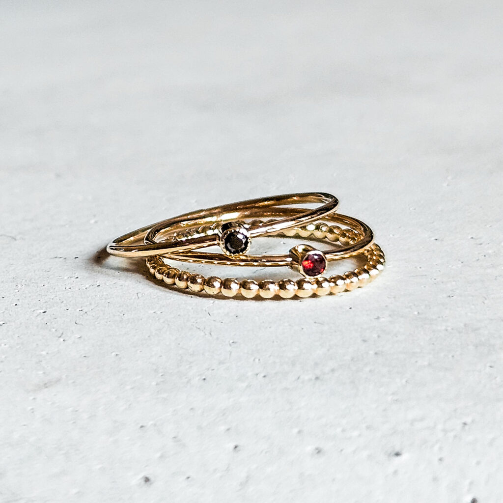 Rings Droplet Ring, Birthstone Ring en een custom ring op maat met zwarte diamant.