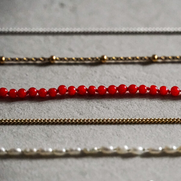 La Mer Coral Bracelet in een rij met andere armbandjes