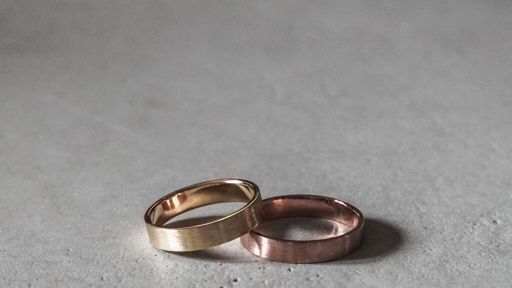 Set trouwringen in 14 karaats geel- en roodgoud