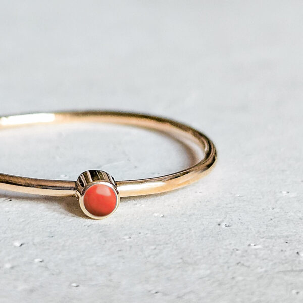 La Mer Coral Ring - een ring van 14-karaats geelgoud en een bloedkoraal