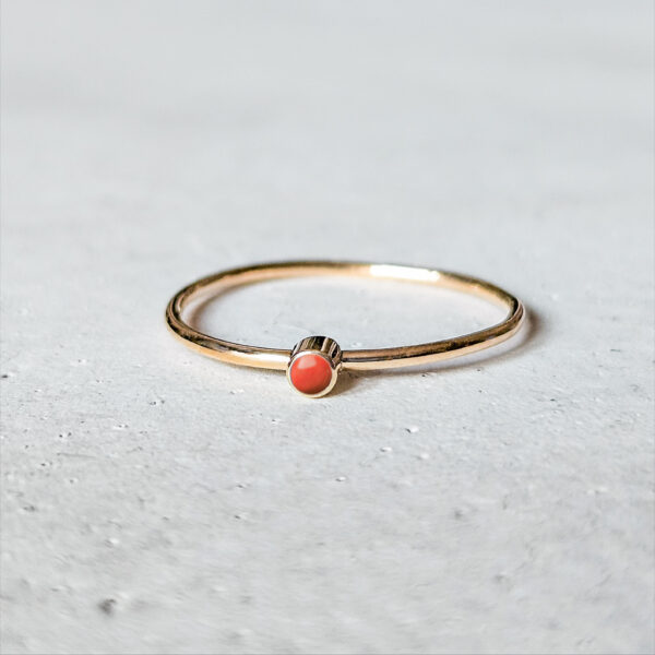 La Mer Coral Ring - een ring van 14-karaats geelgoud en een bloedkoraal