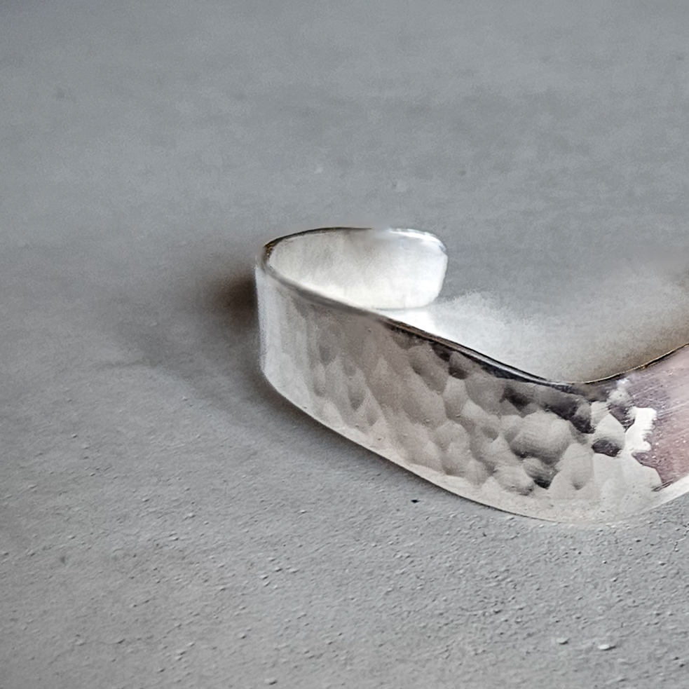 Gehamerde zilveren bangle armand