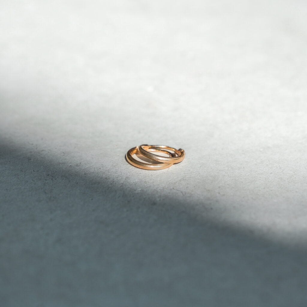 Plain hugger oorring in 14-karaats geelgoud