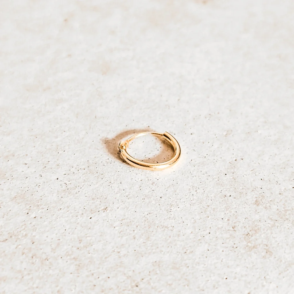 Plain hugger earring in 14 ct. yellow gold